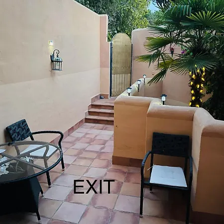 Deluxe In Royal Cabopino Townhouse Δωμάτια σε οικογενειακή κατοικία *
