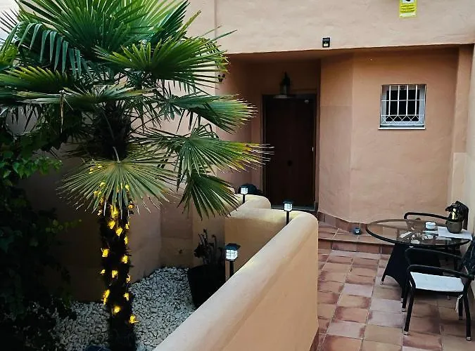 Deluxe In Royal Cabopino Townhouse Проживання в сім'ї Марбелья