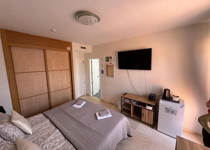 Deluxe In Royal Cabopino Townhouse Проживання в сім'ї Марбелья