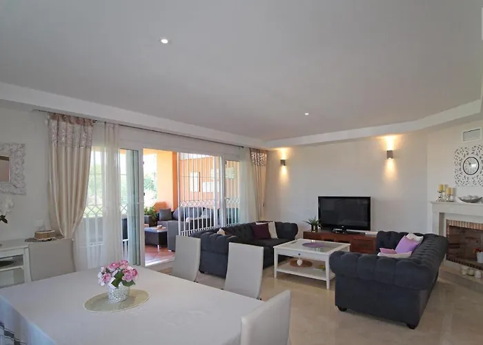 Проживання в сім'ї Deluxe In Royal Cabopino Townhouse